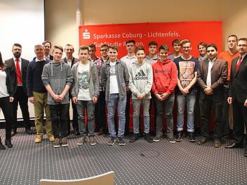 Die erfolgreichen Schülerteams von Schulen in Coburg mit ihren Lehrern und Vertretern der Sparkasse Coburg-Lichtenfels Foto: Gerda Völk