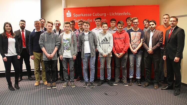 Die erfolgreichen Schülerteams von Schulen in Coburg mit ihren Lehrern und Vertretern der Sparkasse Coburg-Lichtenfels Foto: Gerda Völk