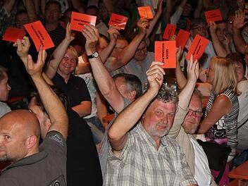 Mehr als 700 Menschen sind zur Podiumsdiskussion in den Feststoudl Neufang bei Steinwiesen gekommen, alle zeigten den Nationalpark-Plänen die rote Karte. Foto: Sonny Adam