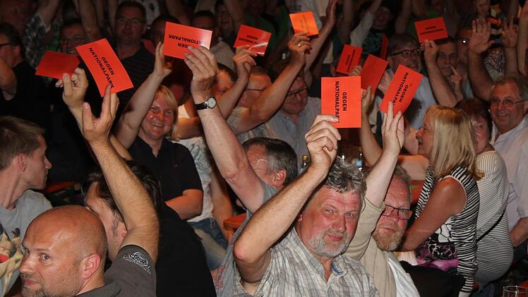 Mehr als 700 Menschen sind zur Podiumsdiskussion in den Feststoudl Neufang bei Steinwiesen gekommen, alle zeigten den Nationalpark-Plänen die rote Karte. Foto: Sonny Adam