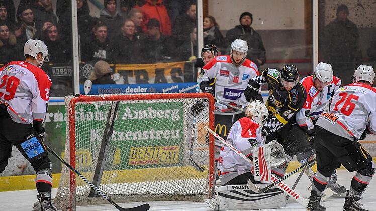 Das Tor ist leer, aber Kissingens Goalie Donatas Zukovas dennoch auf dem Posten gegen Ambergs David Rybka.Andreas Brückmann