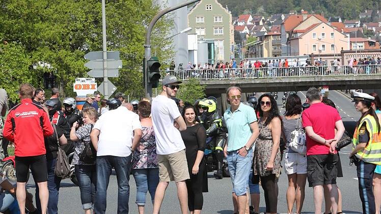 Die Zuschauer säumten die Straßen. Foto: Barbara Herbst