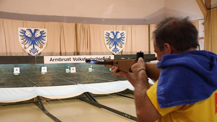 Promi-Armbrustschießen beim Coburger Vogelschießen - hier Alex, der SprayerOliver Schmidt