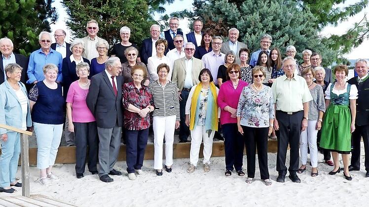 Marianne Eisenschink (im Bild vorne, Zweite von rechts) mit Ehemann Rudolf und ihren weiteren Geburtstagsgästen  Foto: Dieter Hübner