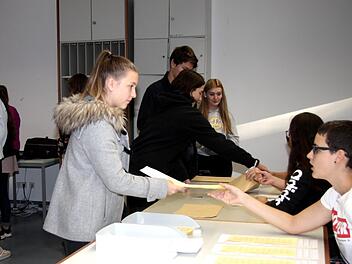 Wahlunterlagenausgabe an der Realschule     Foto: Richard Sänger