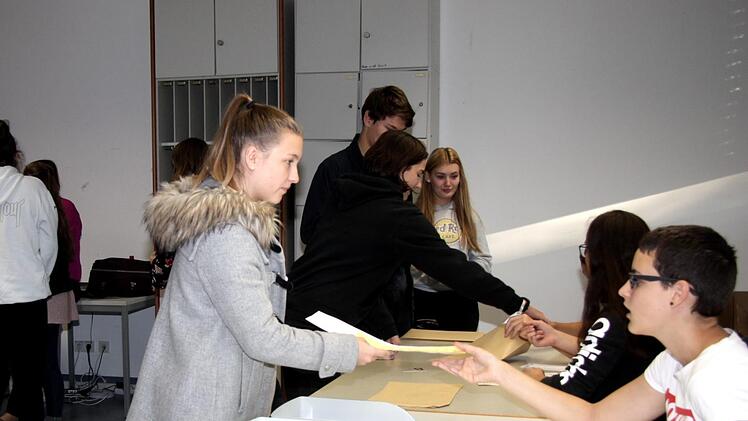 Wahlunterlagenausgabe an der Realschule     Foto: Richard Sänger