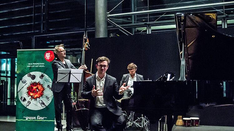 Jazzabend bei den Musikfreunden: Mini Schulz, Frank Dupree und Obi Jenne (von links) gastierten im HUK-Foyer auf der Bertelsdorfer Höhe.Foto: Jochen Berger