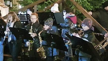 Junge Musiker bereicherten den Weihnachtsmarkt mit ihren Darbietungen.  Fotos: Brigitte Krause