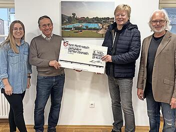 Vanessa Meyer, Bürgermeister Norbert Gräbner, Vorsitzender Klaus Barnickel und Bademeister Markus Holzmann (v. l.) bei der Scheckübergabe.