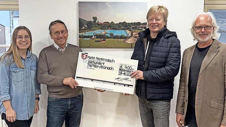 Vanessa Meyer, Bürgermeister Norbert Gräbner, Vorsitzender Klaus Barnickel und Bademeister Markus Holzmann (v. l.) bei der Scheckübergabe.