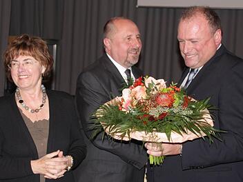 Erleichterung bei Walter Nussel (rechts), als das Ergebnis der Stichwahl    bekanntgegeben wurde.  Mit die ersten Gratulanten waren  CSU-Kreistagsfraktionssprecher Andreas Galster und die noch amtierende  Landtagsabgeordnete Christa Matschl.  Fotos: Andreas Dorsch