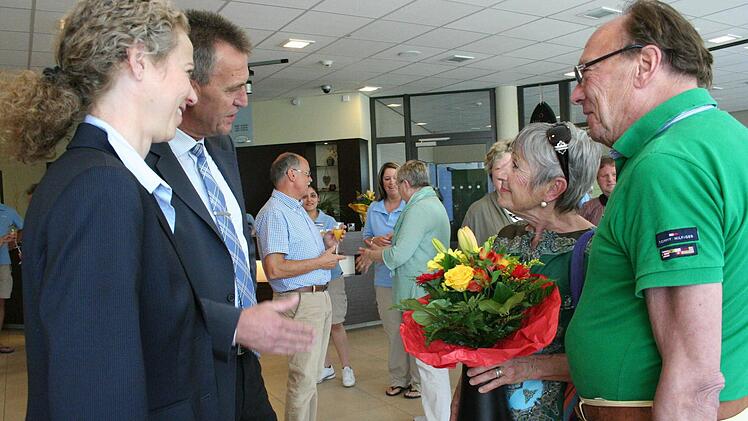 Betriebsleiterin Birgit Grübler und Oberbürgermeister Siegfried Müller begrüßen Maria Rübig und Peter Herpfer als einmillionste Besucher.