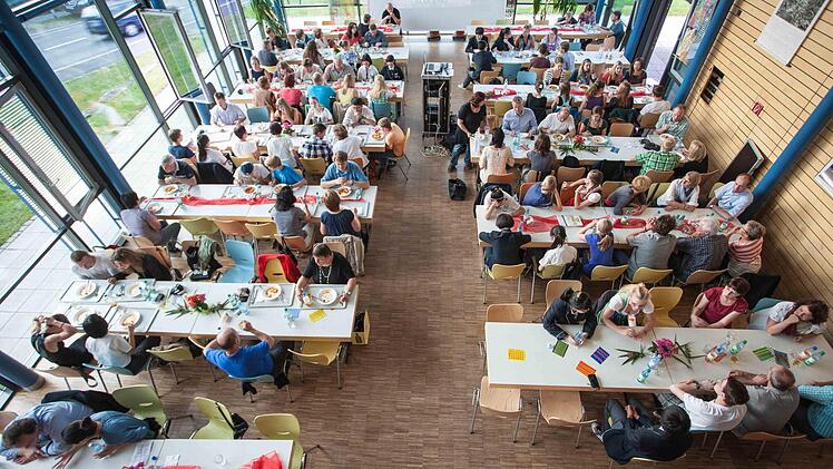 Ein gemeinsames Kulturfest stand zum Abschluss des Besuchs in der Mensa des Friedrich-Rückert-Gymnasiums auf dem Programm.   Foto: Hein