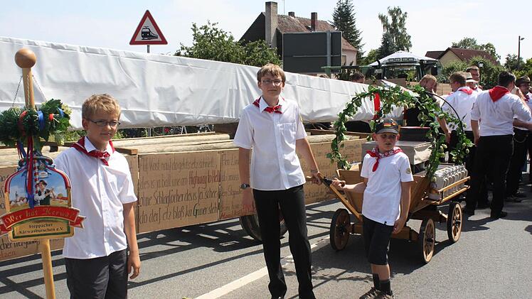 Mit einem selbstgebauten Windradflügel spielten die Kärwasburschen auf einen Schwertransport ins benachbarte Mühlhausen an, der die Steppacher Nachtruhe gestört hatte. Foto: Sonja Werner