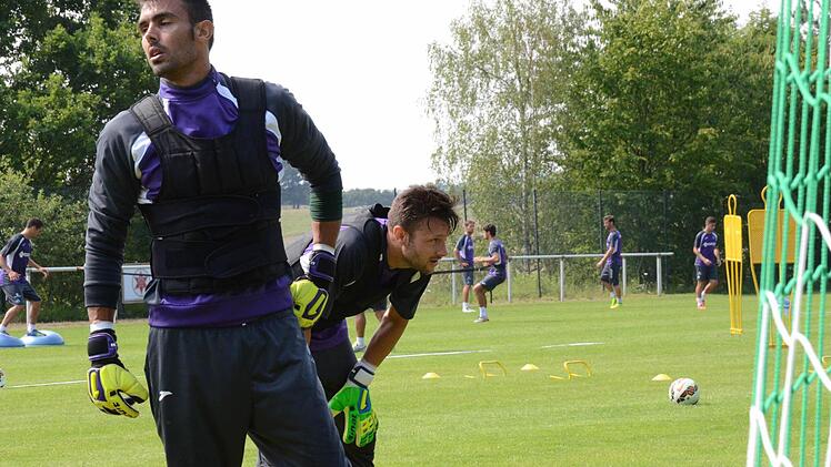 Zur Sache ging es auf dem Platz des TSV Bad Bocklet auch beim Torwart-Training. Die Handschuh-Träger des FC Getafe mussten ihre Übungen mit Gewichtswesten absolvieren.