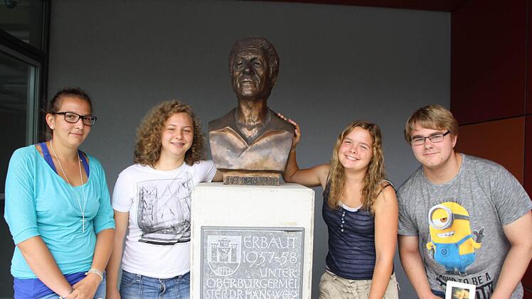Magdalena Schatz (von links), Juliane Koy, Laura Vorndran und David Skrzypczyk sind vier der 27 Schüler, die heuer die Einführungsklasse am Jack-Steinberger-Gymnasium besucht haben. Im kommenden Schuljahr geht es dann regulär in der Oberstufe weiter. Foto: Ralf Ruppert