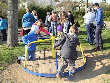 Das Karussell erwies sich als das Lieblingsspielgerät der Kinder.  Foto: Gerda Völk