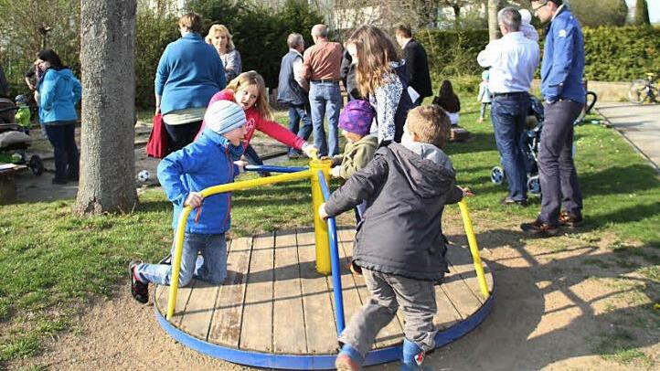 Das Karussell erwies sich als das Lieblingsspielgerät der Kinder.  Foto: Gerda Völk