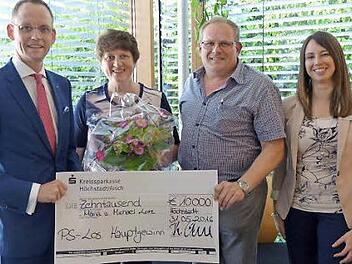 Thomas Pickel (l.) und Nadine Betz (r.) überreichten Maria und Michael Lorz den symbolischen Scheck. Foto: privat