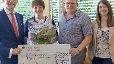 Thomas Pickel (l.) und Nadine Betz (r.) überreichten Maria und Michael Lorz den symbolischen Scheck. Foto: privat