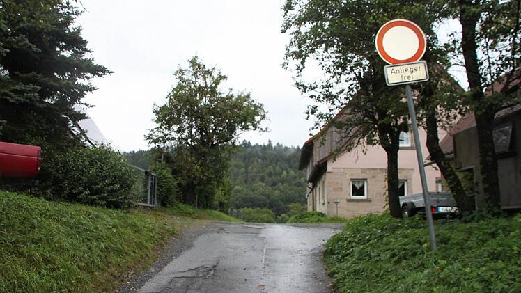 Am Anger in Höferänger: Das 200 Jahre alte Bauernhaus (rechts) dürfte nicht unbeschädigt bleiben, wenn hier Baustellenverkehr mit schweren Lastern rollten sollte. Foto: Stephan Tiroch