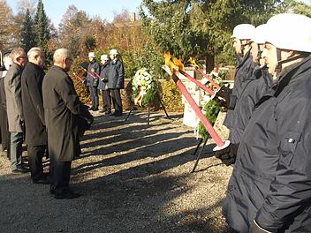 Bürgermeister Franz Kuhn sowie die Pfarrer Philipp Klein und Gregor Türk erinnerten an die unsäglichen Opfer von Krieg und Gewalt und ermutigten zu dauerhaften und weltweiten Frieden. Foto: Stefan Geiger