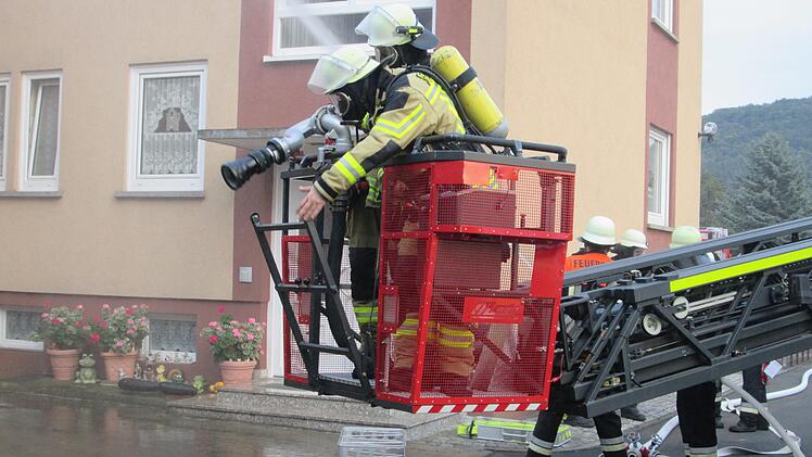 Der Förderkorb der Drehleiter ist ausgerüstet, der Einsatz in 30 Meter Höhe kann beginnen. Foto: Winfried Ehling