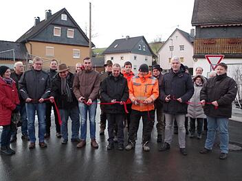Im Bild: Strahlende Gesichter bei der Freigabe der Brücke im Tiefenweg Foto: Veronika Schadeck