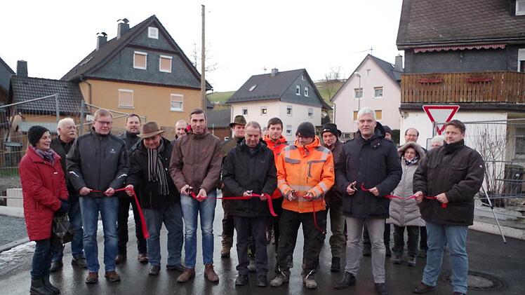 Im Bild: Strahlende Gesichter bei der Freigabe der Brücke im Tiefenweg Foto: Veronika Schadeck