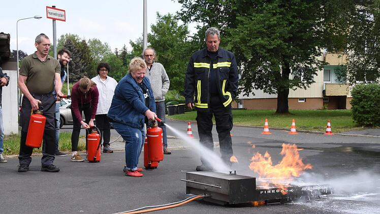 Mit dem Feuerlöscher auf die Flamme gezielt.