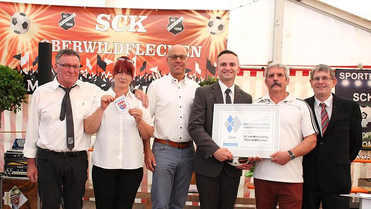 Die silberne Raute des bayerischen Fußballverbandes bekam der SCK Oberwildflecken zum 60. Geburtstag verliehen. Von links: Josef Marek (Goldenes Ehrenzeichen), Ursula Wich (Goldenes Ehrenzeichen), Bürgermeister Gerd Kleinhenz, Vorsitzender Adrian Koczot, Klaus Wich (BFV), Klaus Eisenmann (BFV). Foto: Sebastian Schmitt