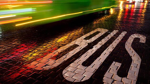 Ein Busfahrer ist in Rattelsdorf gegen ein Bush&auml;uschen gekracht. Eien Sch&uuml;lerin verletzte sich bei dem Unfall. Der Busfahrer fl&uuml;chtete vom Unfallort. Symbolfoto: Arno Burgi/dpa