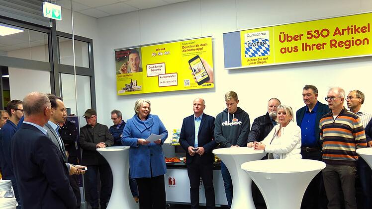 Bei der Eröffnungsfeier: in der Mitte Bürgermeisterin Kathrin Heimann, rechts neben ihr  der Investor Walter Ruppel, ringsherum Gemeinderäte Foto: Dagmar Niemann