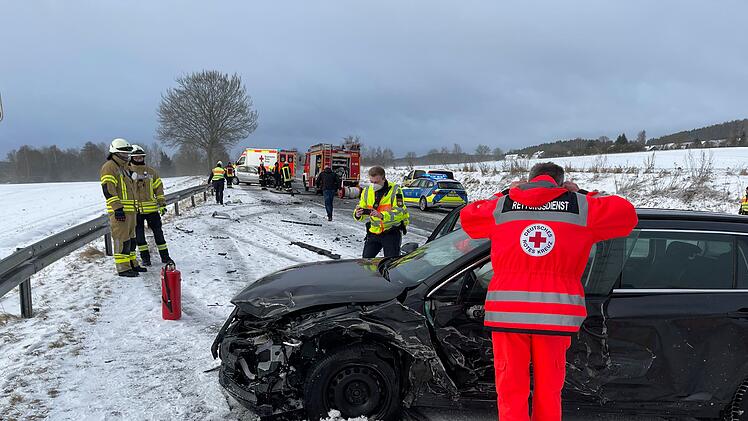 Nach starkem Schneefall: Autos kollidieren  auf B15