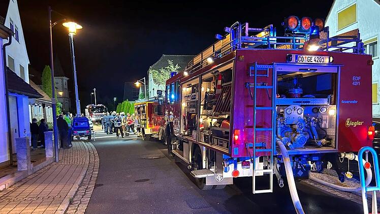 Frohnlach: Feuerwehr-Großeinsatz bei brennender Scheune - 170 Kräfte im Einsatz