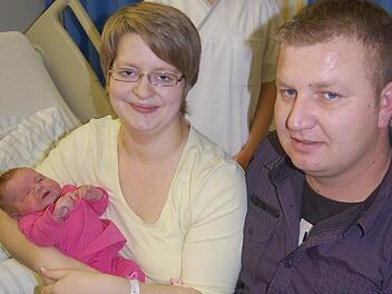 Doris und Constantin Göllner mit ihrer Emilia Maria, die am 24. Dezember im Coburger Klinikum geboren wurde.  Foto: Oliver Schmidt