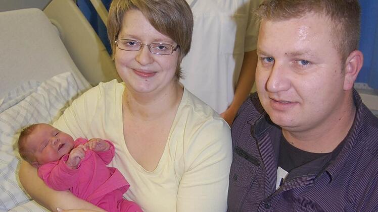 Doris und Constantin Göllner mit ihrer Emilia Maria, die am 24. Dezember im Coburger Klinikum geboren wurde.  Foto: Oliver Schmidt