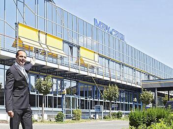 Ros-Geschäftsführer Steffen Tetzlaff vor der neu erworbenen Halle. Die Max-Carl-KG hat bis 2017 Zeit, auszuziehen, dann kann Ros umbauen und seine Coburger Produktionsstätte hierher verlagern. Foto: Matthias Rotter