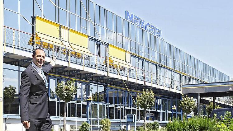 Ros-Geschäftsführer Steffen Tetzlaff vor der neu erworbenen Halle. Die Max-Carl-KG hat bis 2017 Zeit, auszuziehen, dann kann Ros umbauen und seine Coburger Produktionsstätte hierher verlagern. Foto: Matthias Rotter