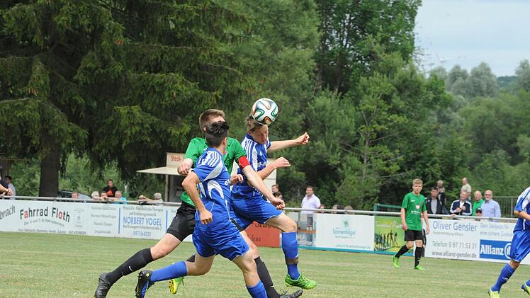 Szene aus dem Spiel des FC 05 Schweinfurt (grüne Trikots) gegen die Bayernauswahl (0:1).
