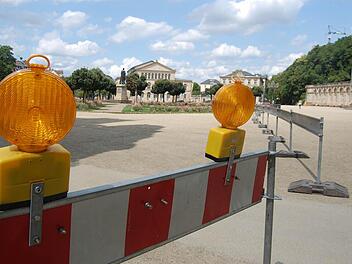 Von Montag an dürfen Autofahrer täglich außer Sonntag, zwischen 7 und 18 Uhr jeweils bis zu vier Stunden auf dem Schlossplatz parken. Foto: Oliver Schmidt