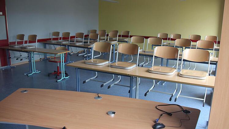 Die Klassenräume im Mittelbau sind schon komplett ausgestattet. Auf dem Schreibtisch des Lehrers liegen schon die Kabel für den Anschluss des Computers.