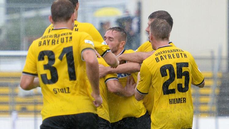 Matthias Heckenberger (Mitte) wird nach seinem Siegtreffer stürmisch gefeiert.