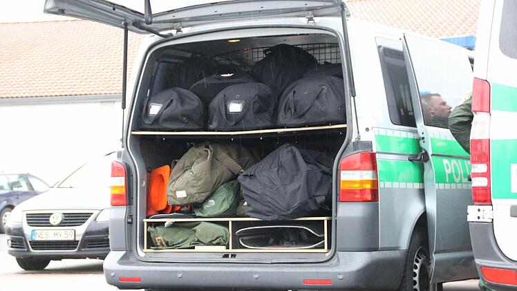 Einsatzzentrale auf dem Supermarktparkplatz. Foto: Benedikt Borst