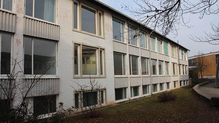 Die alte Grundschule (hier die Südansicht) muss weichen. Foto: Andreas Dorsch
