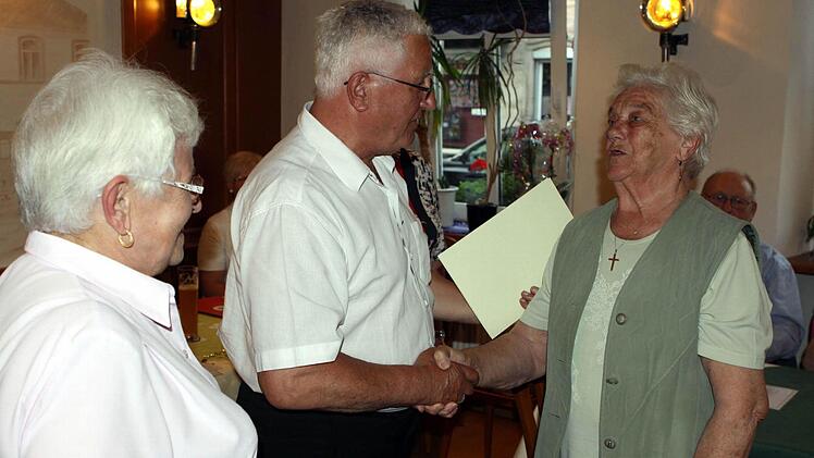 Seit 65 Jahren steht Marga Schultes dem Gesangverein "Cäcilia" als aktive Sängerin zur Verfügung. Der Vorsitzende des Fränkischen Sängerbundes Bernhard Zipfel und die bisherige Vorsitzende der "Cäcilia" Eva-Maria Wachter würdigten die Leistung mit einer Ehrung. Foto: Michael Wunder