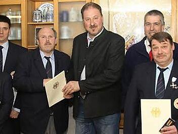 Michael Stelzner (Vierter v. l.) und Frank Eske (Zweiter v. r.) erhielten die Fluthelfermedaille überreicht. Außerdem ehrte Breitschaftsleiter Markus Geiger (r.) für Vereinstreue, (v. l.) Wolfgang Engel, Bettina Plenz, Andreas Stüllein, Michael Stelzner, Zweiter Bürgermeister Frank Weber und Wolfram Krause  Foto: mst
