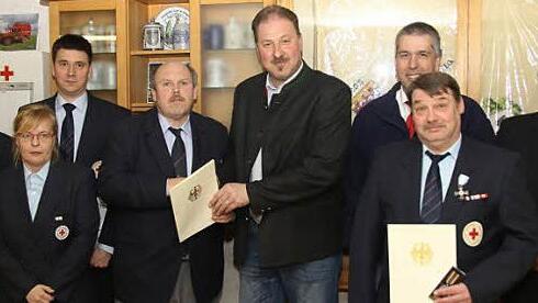 Michael Stelzner (Vierter v. l.) und Frank Eske (Zweiter v. r.) erhielten die Fluthelfermedaille überreicht. Außerdem ehrte Breitschaftsleiter Markus Geiger (r.) für Vereinstreue, (v. l.) Wolfgang Engel, Bettina Plenz, Andreas Stüllein, Michael Stelzner, Zweiter Bürgermeister Frank Weber und Wolfram Krause  Foto: mst
