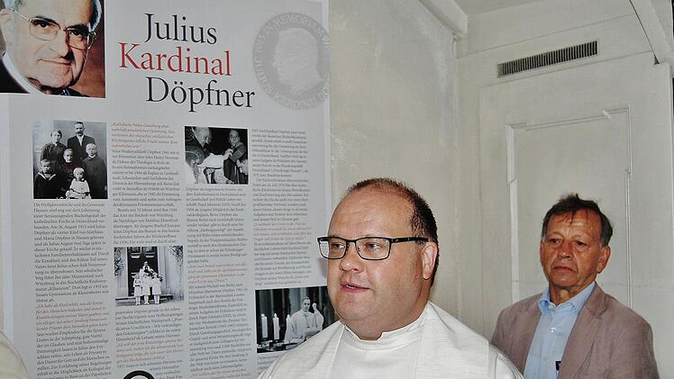 Pfarrer Gerd Greier nach Enthüllung der neuen Döpfner-Gedenktafel mit Hans Georg Keßler, dem Leiter des Döpfner-Museums in Hausen  Foto: Sigismund von Dobschütz