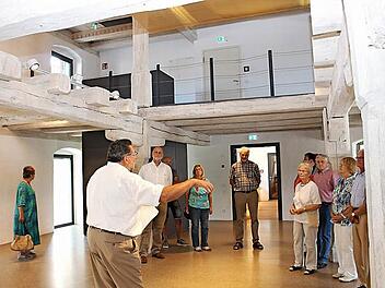 Im Bürgersaal mit seinen alten Holzbalken hat die Stadt Schlüsselfeld einen vornehmen Sitzungssaal. Der Raum kann auch für Veranstaltungen gemietet werden. Altbürgermeister Georg Zipfel (vorne) führte eine Besuchergruppe durchs Haus.  Foto: Evi Seeger